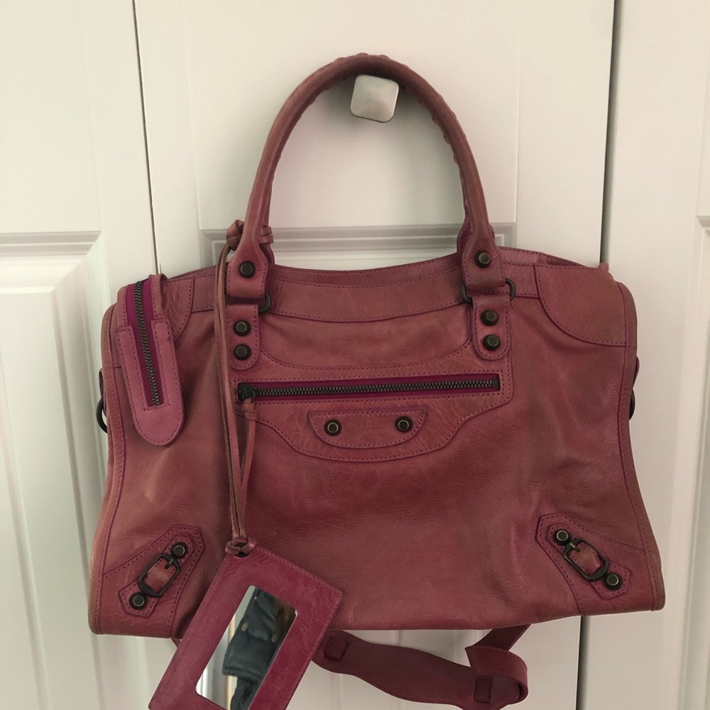 Pink balenciaga city look like bag